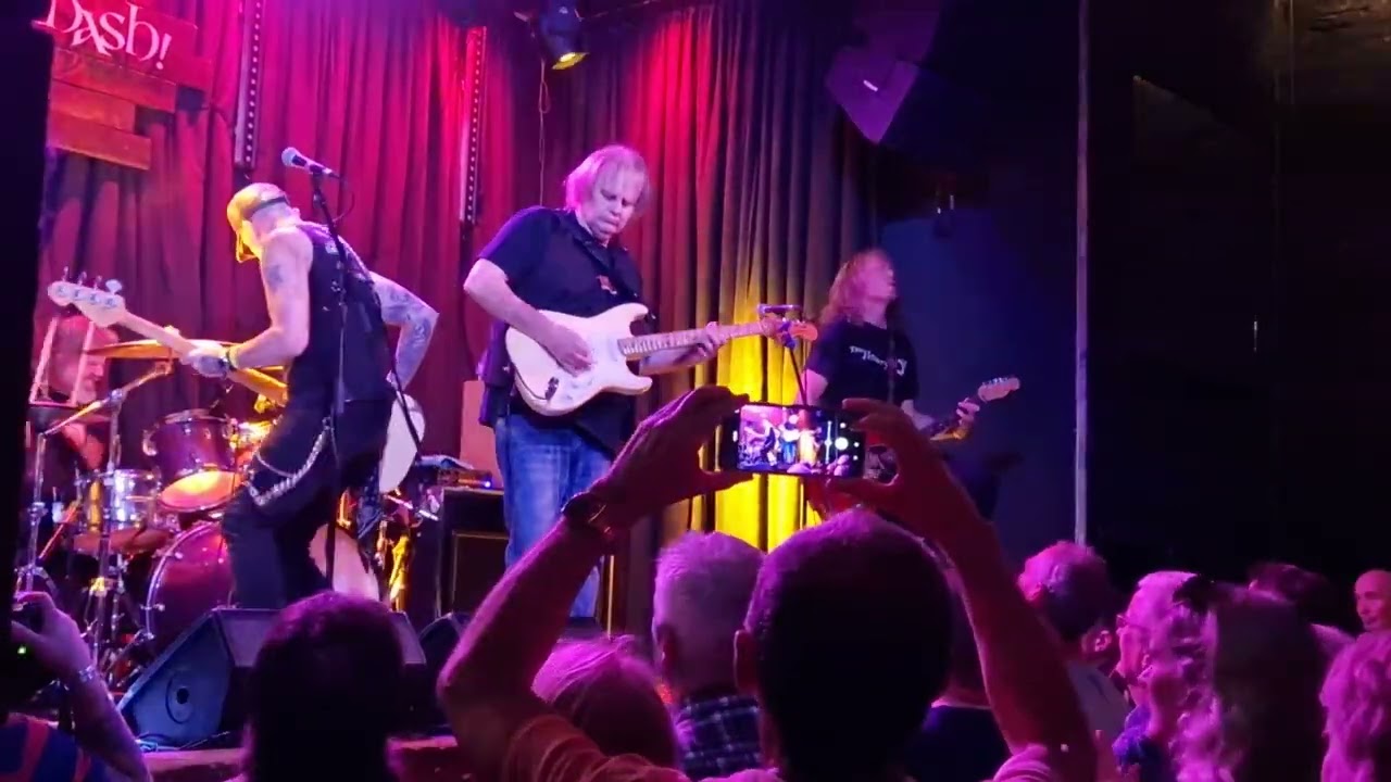 Walter Trout - Bullfrog Blues (by Rory Gallagher). Edinburgh Blues Club at Stramash. 19th June 2022.