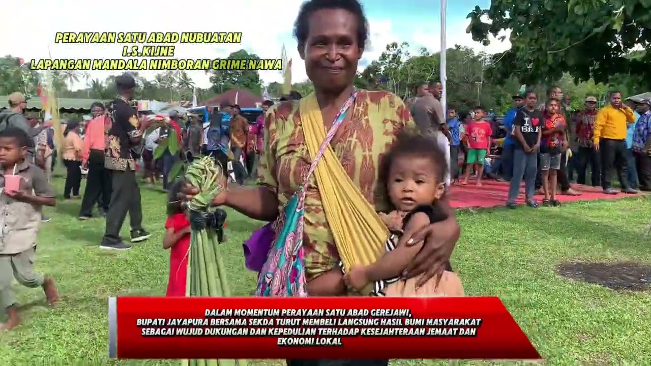 Bupati Jayapura, Yunus Wonda, bersama masyarakat Papua menghadiri Perayaan 1 Abad Pekabaran Injil 