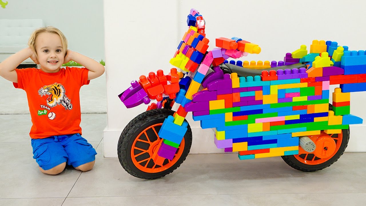 Chris brinca com amigos e anda de bicicleta esportiva de brinquedo
