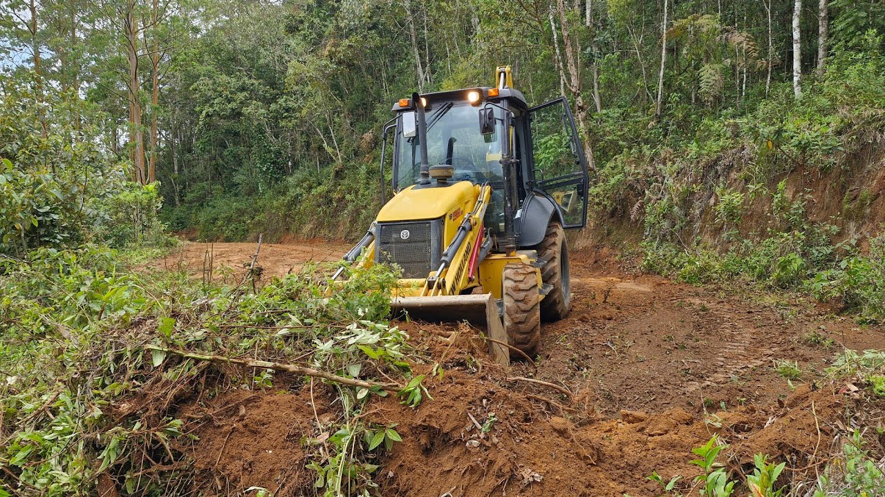 RETROESCAVADEIRA NEW HOLLAND B95B FAZENDO LIMPEZA DE TERRENO. ##retroescavadeira #trator #brasil 