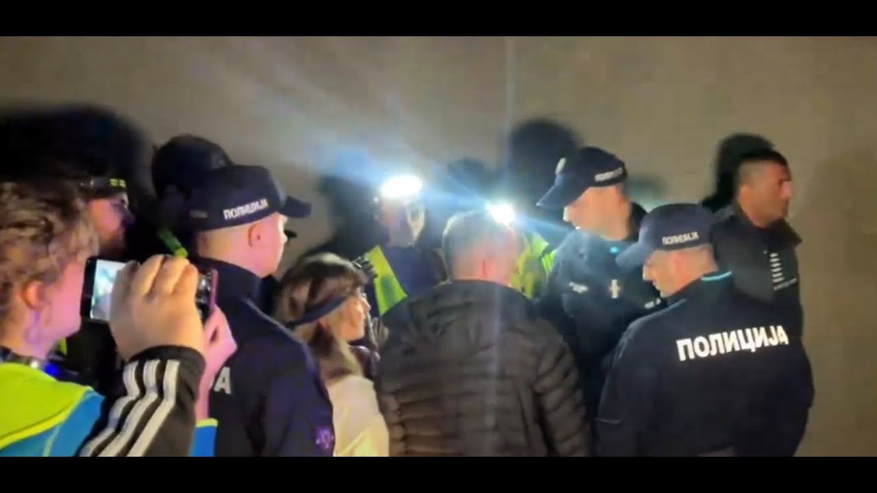 Policija pretresa studente koji pešače ka Kosjeriću