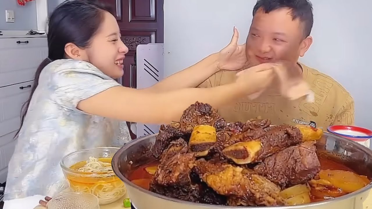 蠢老公不让我吃牛排，我在他的脸上抹黑炭，他不知道还笑嘻嘻【九零后夫妻】