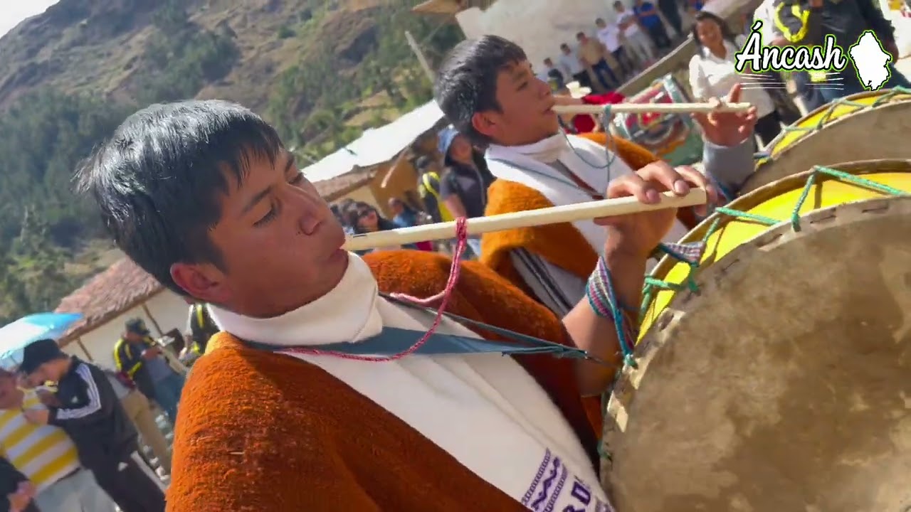 EJECUTAN HUARIDANZA EN HONOR A LA VIRGEN DEL ROSARIO EN MALLAS