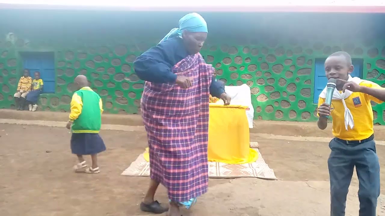 umwana yasusurukije umubyeyi maze arabyina Reba uko Tate abyiniye mu iteraniro