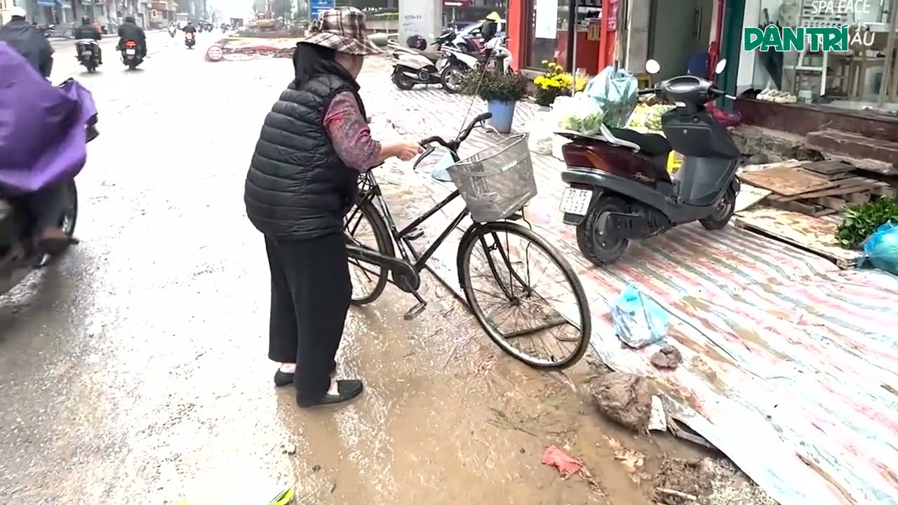 Đường Nguyễn Tuân thi công dở dang, người dân bắc ván gỗ để vào nhà