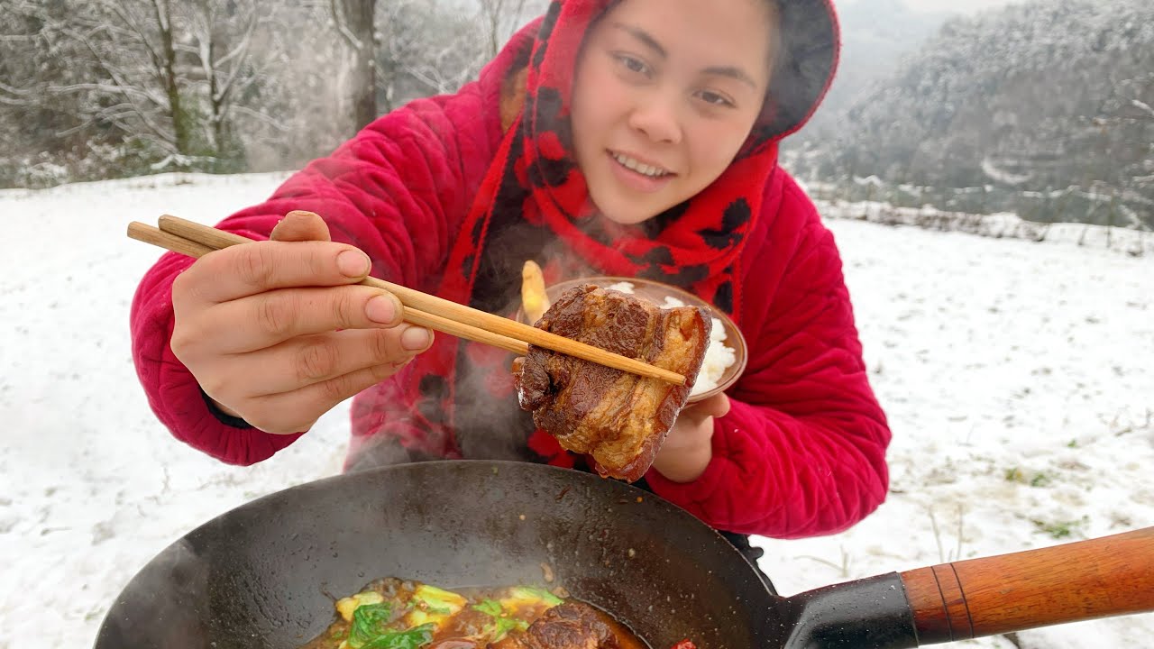 大年初二雪紛飛，狗狗玩得不想睡，歐妹2斤紅燒肉一狗一人吃過癮record my rural life