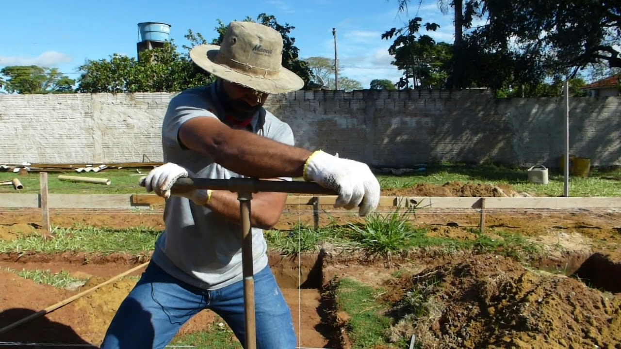 OLHA A ARTE DESTE PEDREIRO CAVANDO BROCAS COM ÁGUA