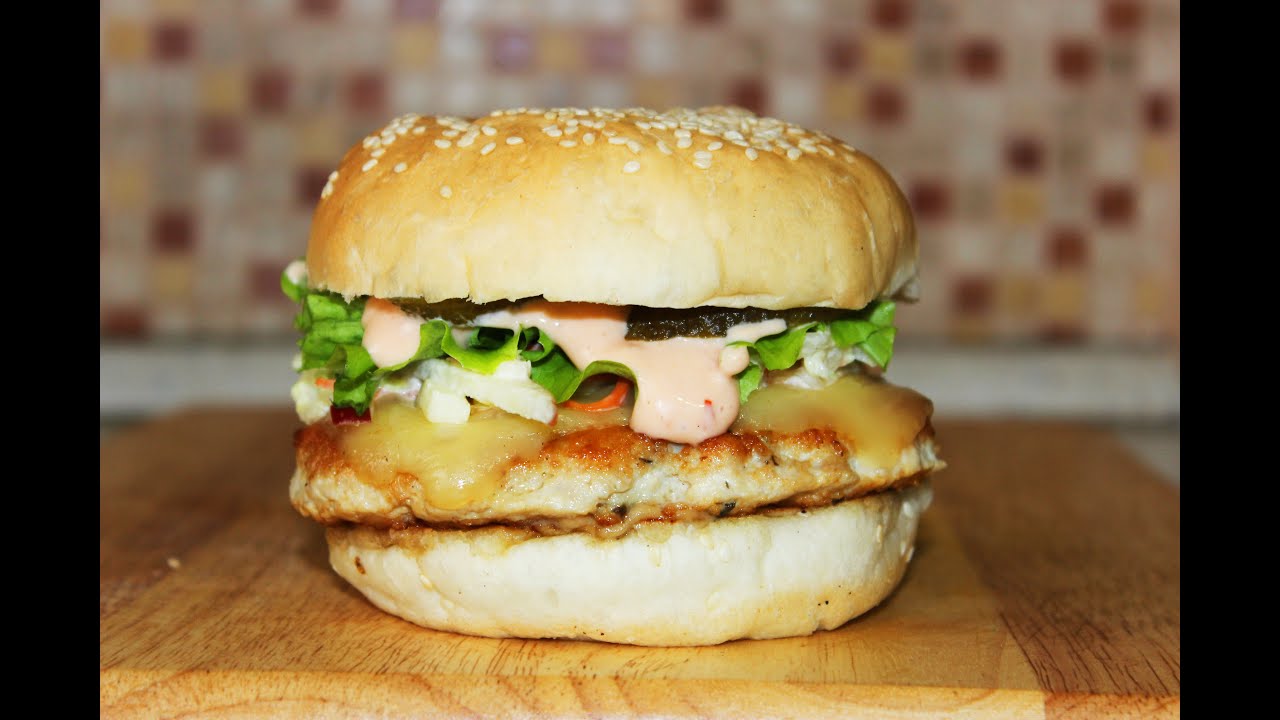 Бургер с индейкой и луковым соусом / Burger with onion sauce