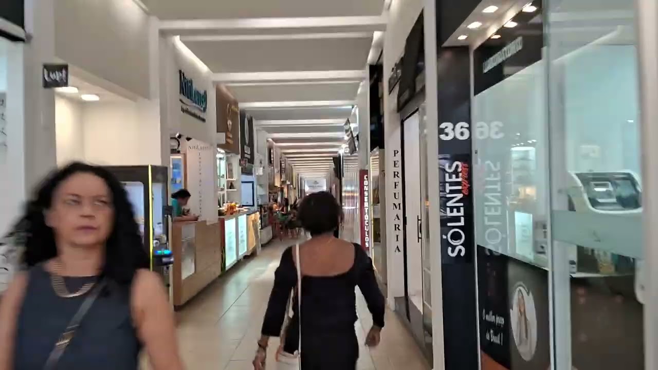 Economia de pedestres cruzando av por dentro dos prédios olha só 