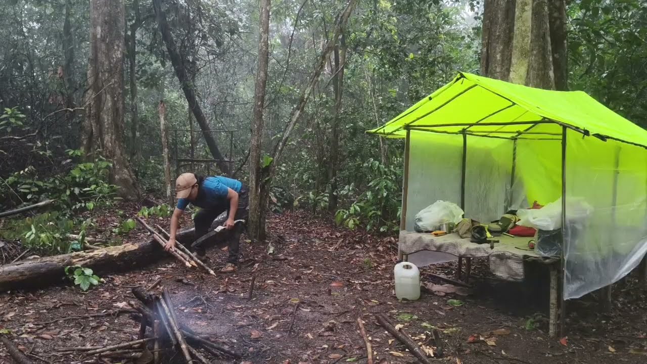 Camping hujan deras// Nekat camping sendirian di tengah hutan,dilanda hujan badai.