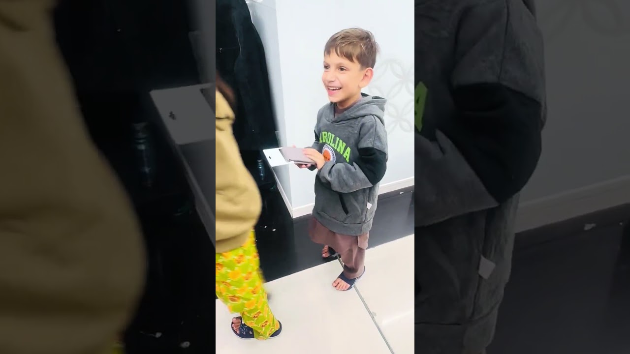 Shopping with xyz🤣 #vlog #public #trending 