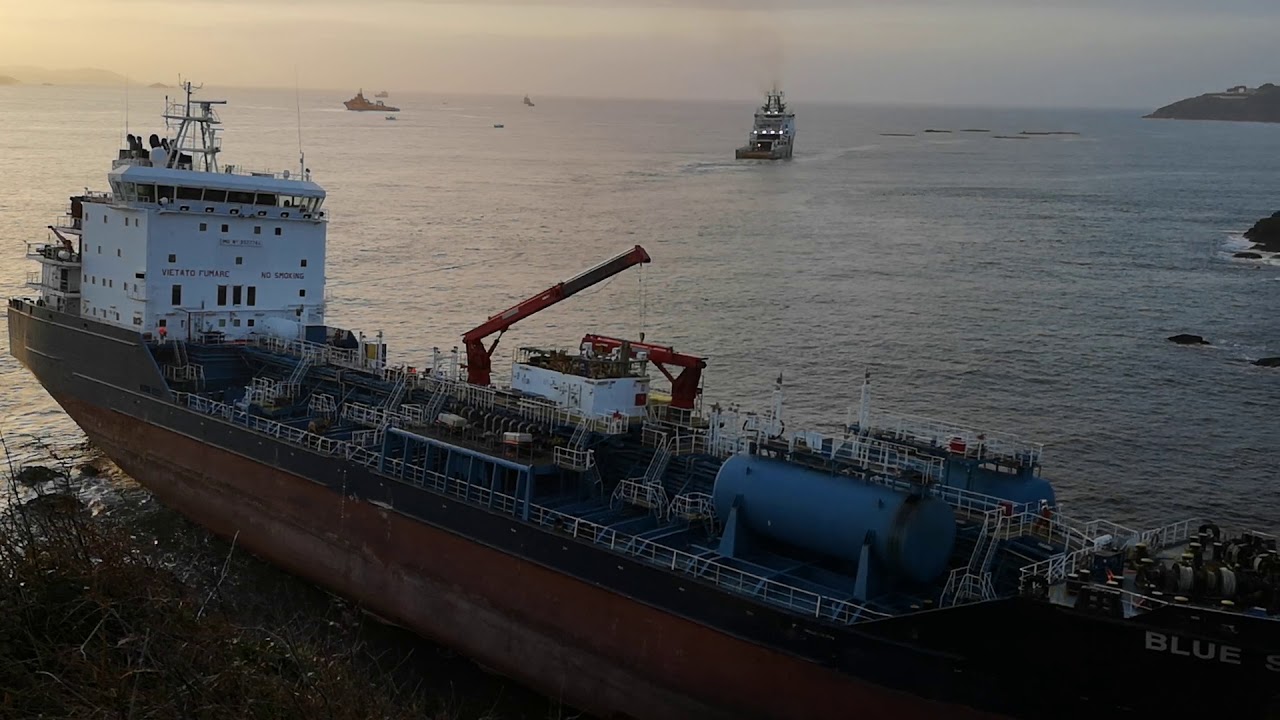 Blue star Barco varado en ares