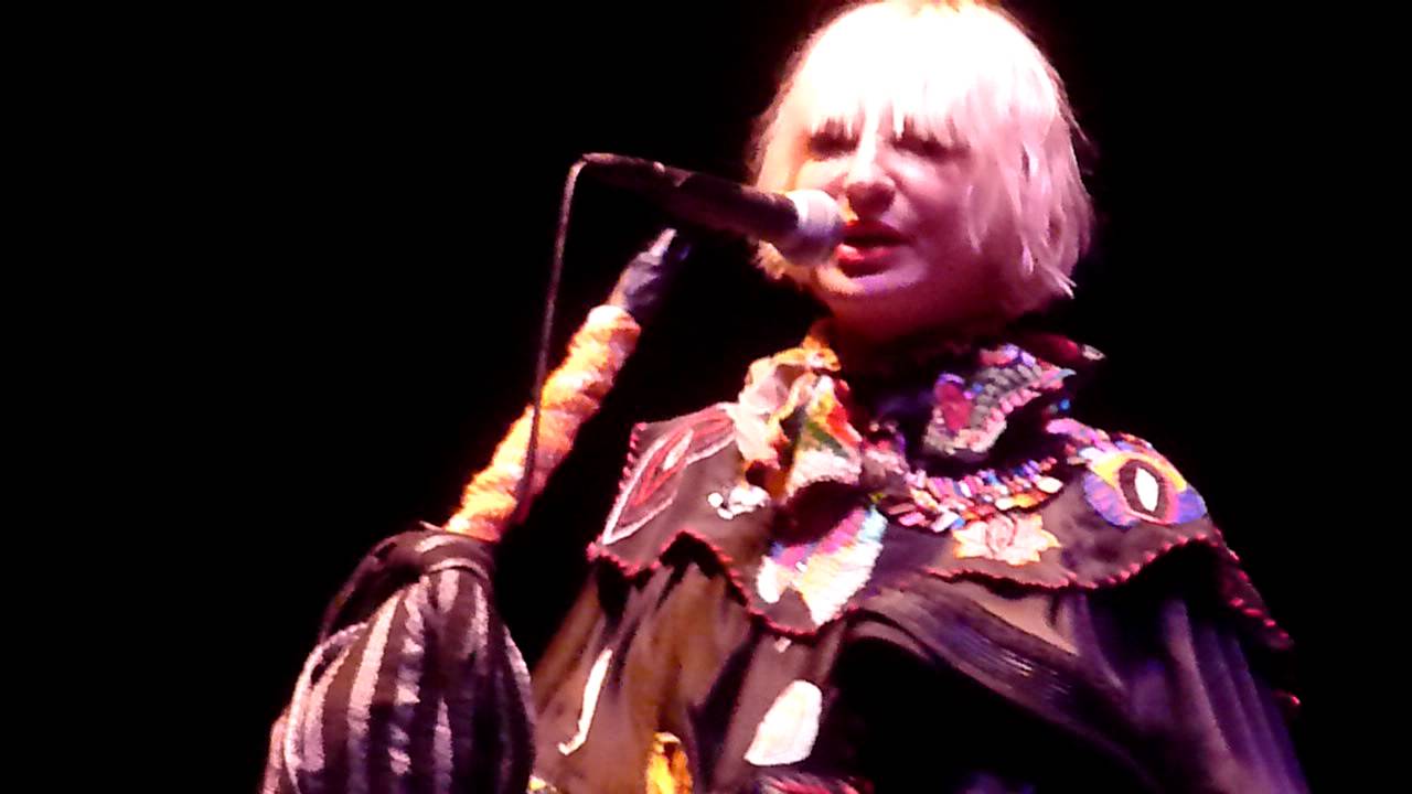 Sia talks about getting a 9-page fan letter, and sings 