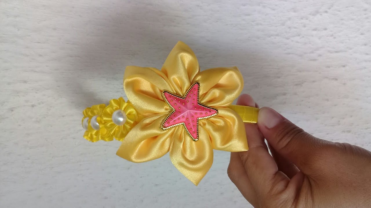 Tiara com flor de fuxico
