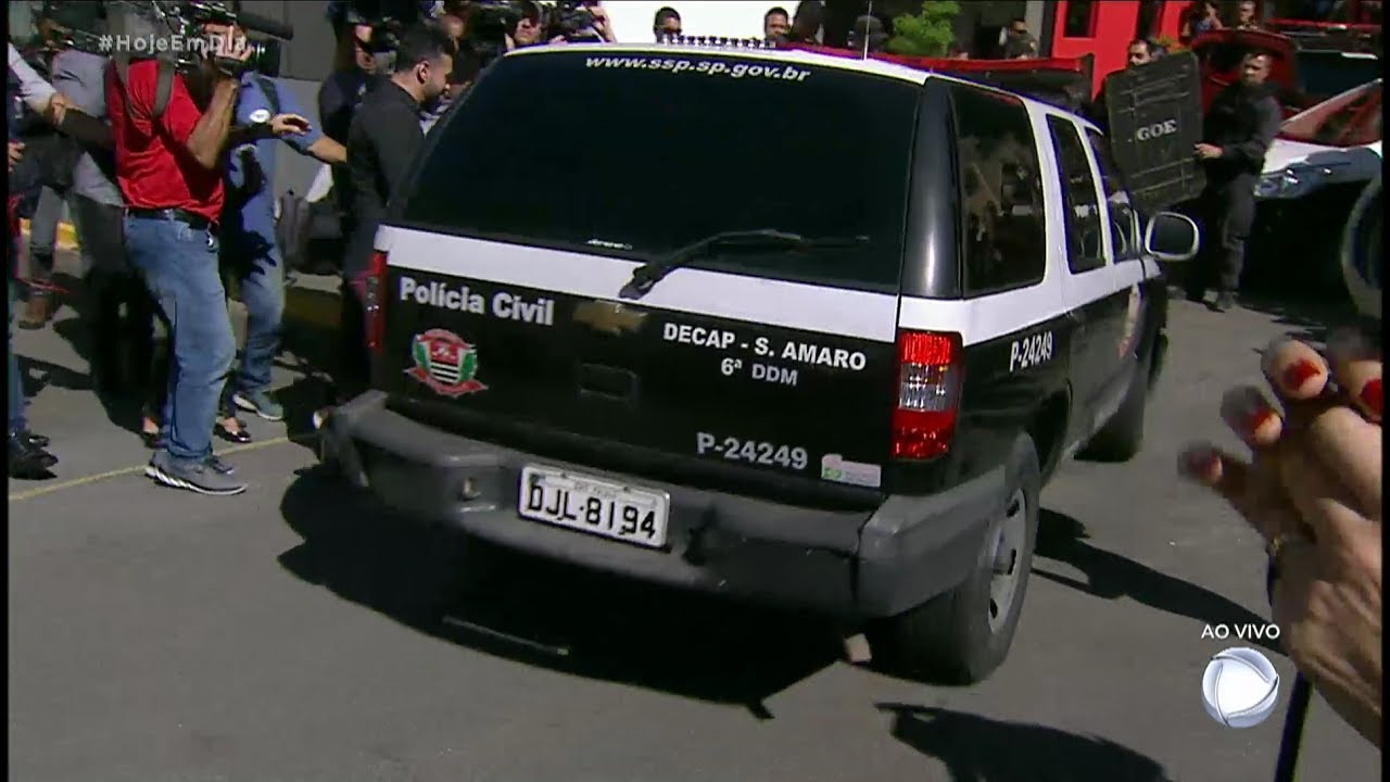 Najila Trindade chega à delegacia para prestar depoimento em SP