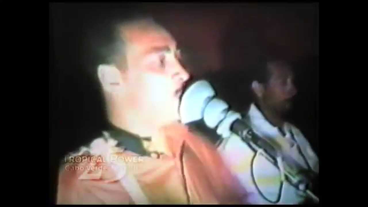 Norberto Tavares cantando a música 