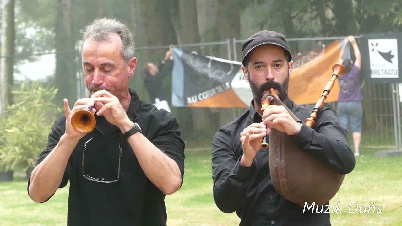 Marche du pays fañch/plinn - Gilles Léhart (bombarde) et Mathieu Messager (biniou) à Gourin en 2021