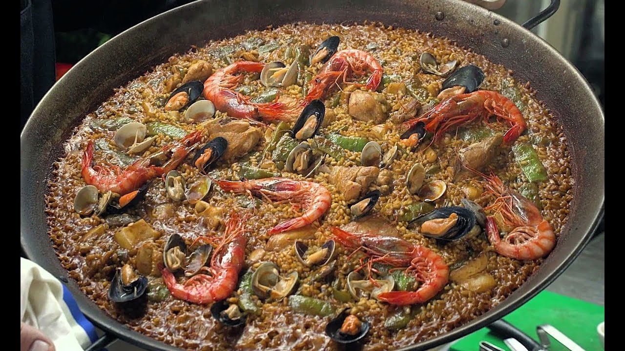 Paella Mixta de Marisco y Pollo