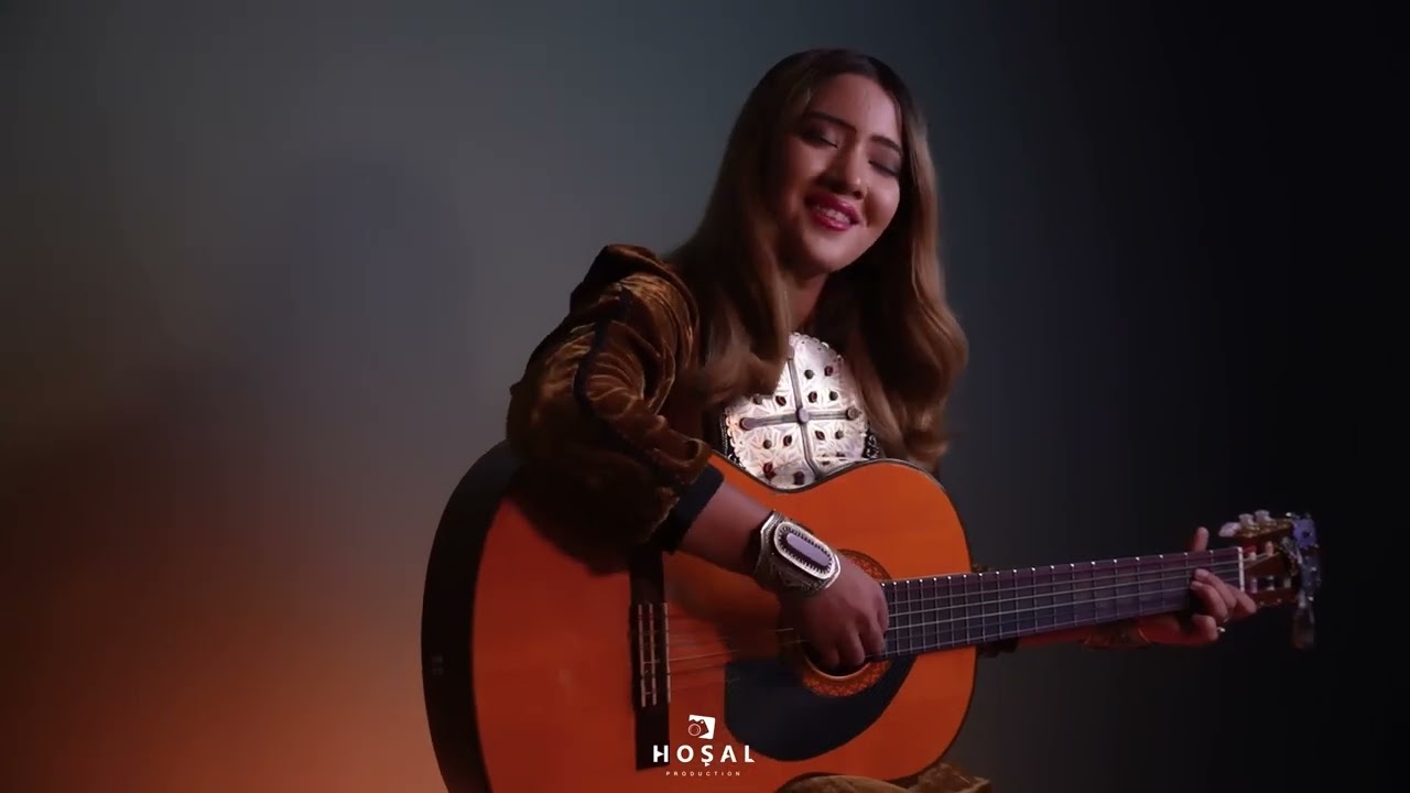 Selbi Ylyasowa Obam atly gadymy aydymdan akustik gitara