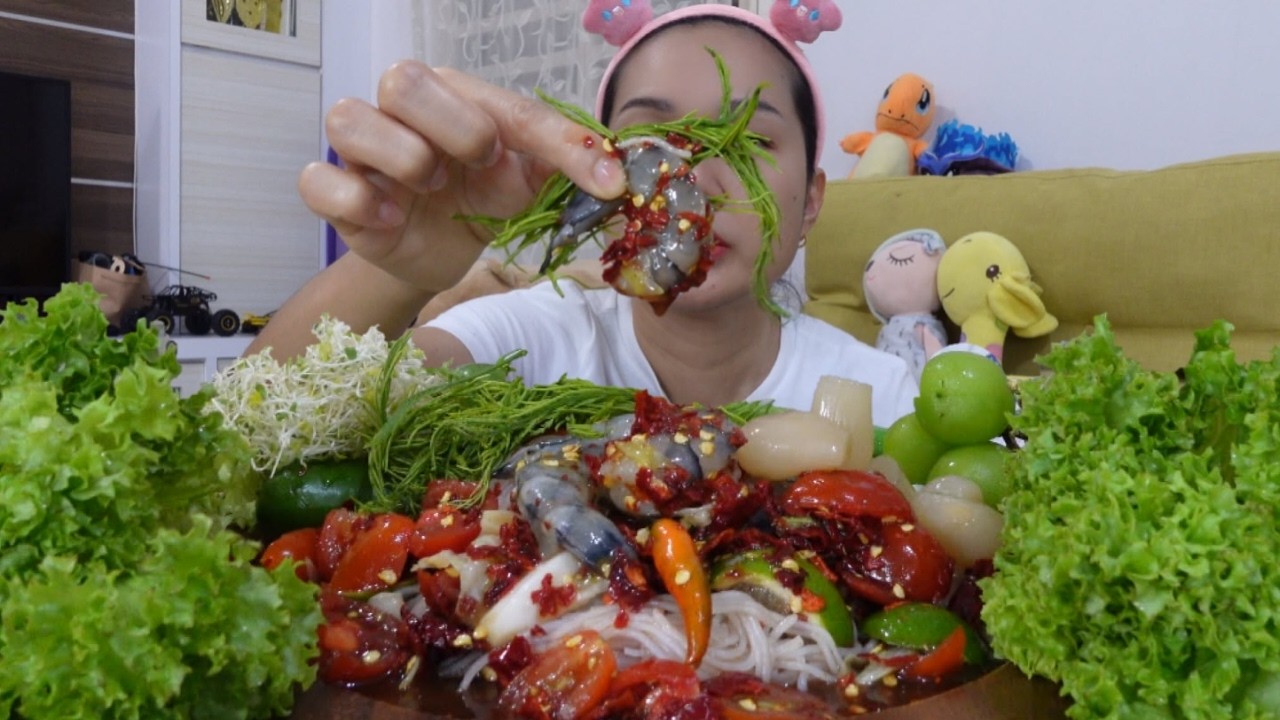 ตำกุ้งสดไซจัมโบ้ผักฝอยๆกินกับตำขนมจีนกุ้งสด หอมดอง คำใหญ่สะใจสุดๆ
