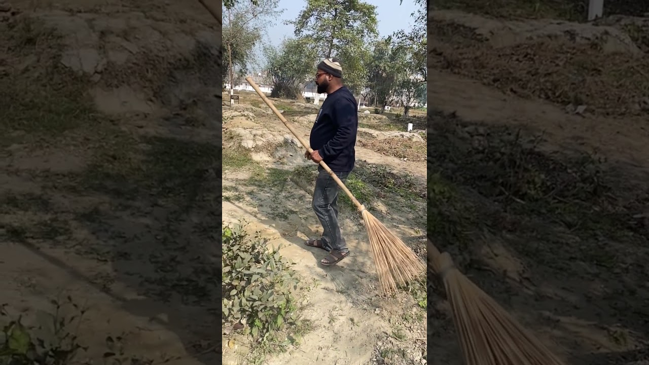 मोतिहारी सदर कब्रिस्तान में कब्र की सफाई करते हुए।
