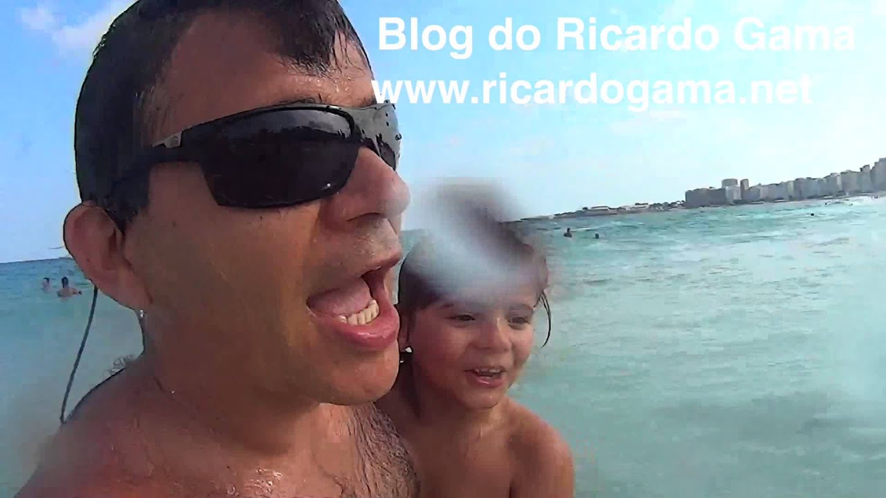 Crianças nas ondas brincando e tomando muito “caldo”  na praia de Copacabana com papai 2