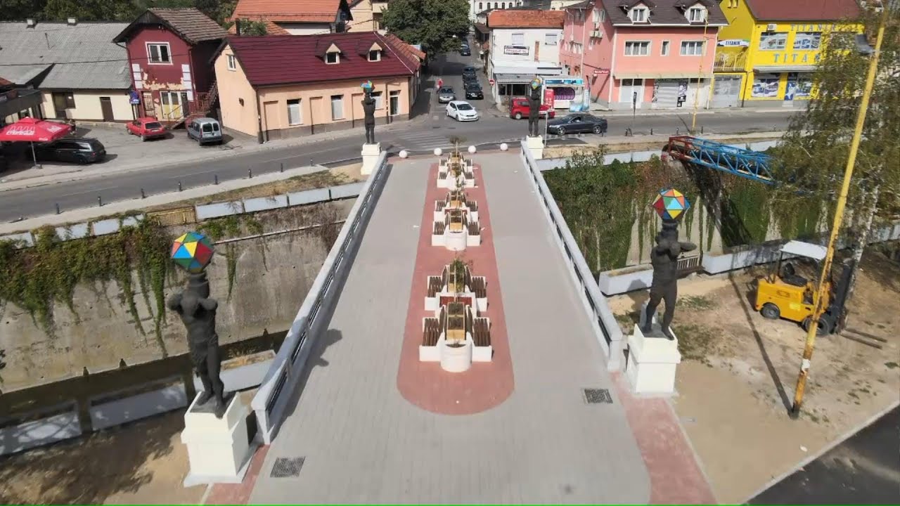 Most s kipovima jedan od simbola Tuzle. Strma ulica i ulica Kaldrma uTuzli. Snimci dronom