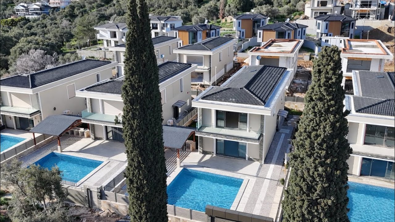Kuşadası’nın en elit bölgesinde satılık geniş lüks villa 