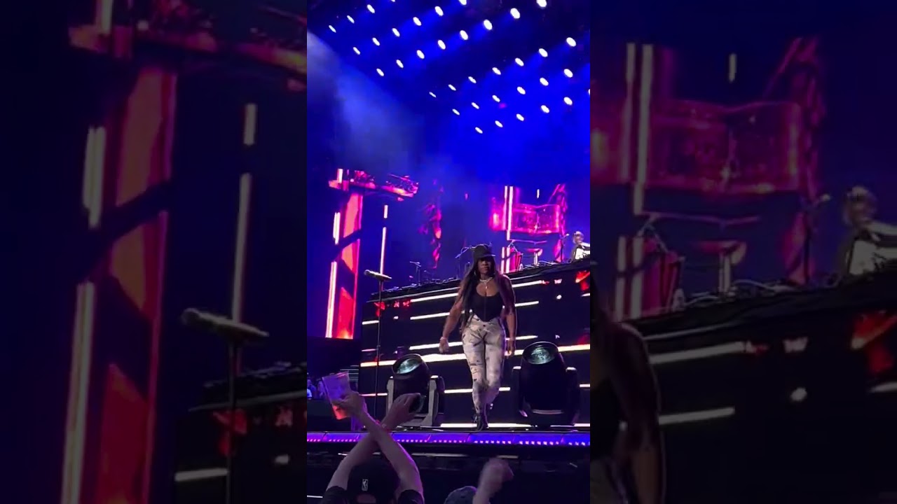 Remy Ma Let The Crowd Know This One Thing.. #Bet #Hiphop #yankeestadium