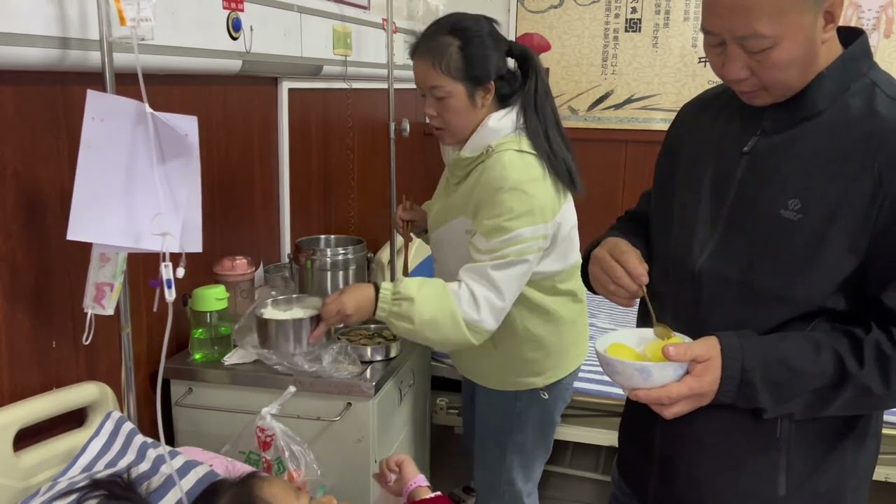 在医院住院第五天，现在女儿好多了，也有点调皮，爸爸看到她调皮就吼她，他的脾气真的太怪了#记录真实生活 #夫妻日常