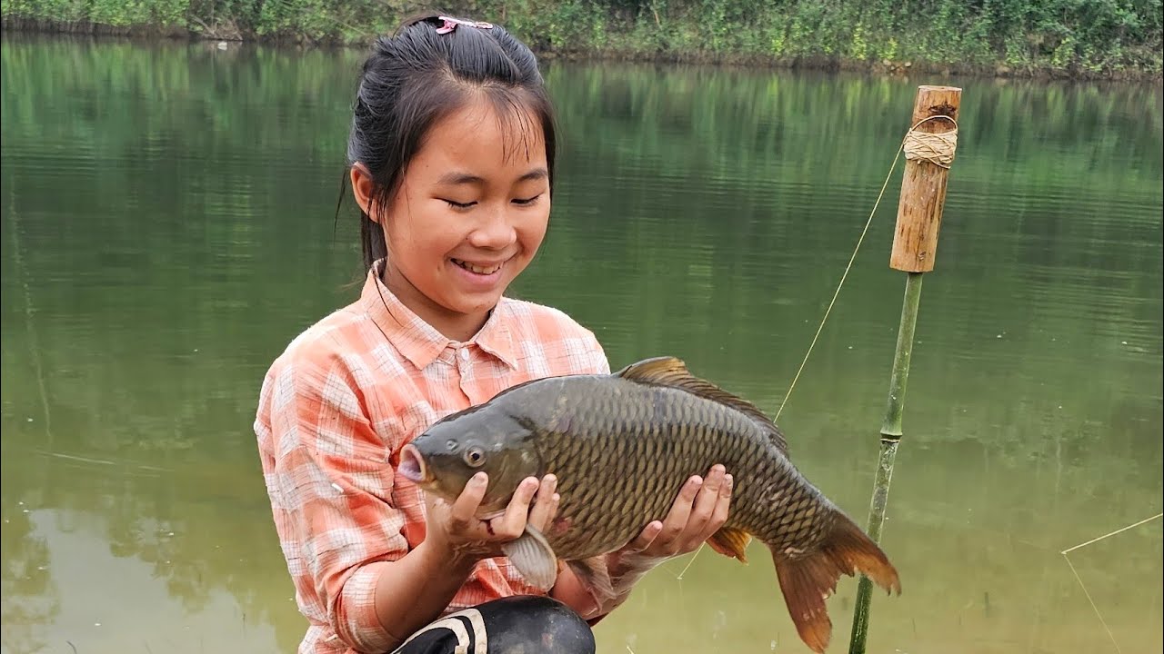 Using traditional fishing techniques, the highland girl caught large carp from the lake to sell.