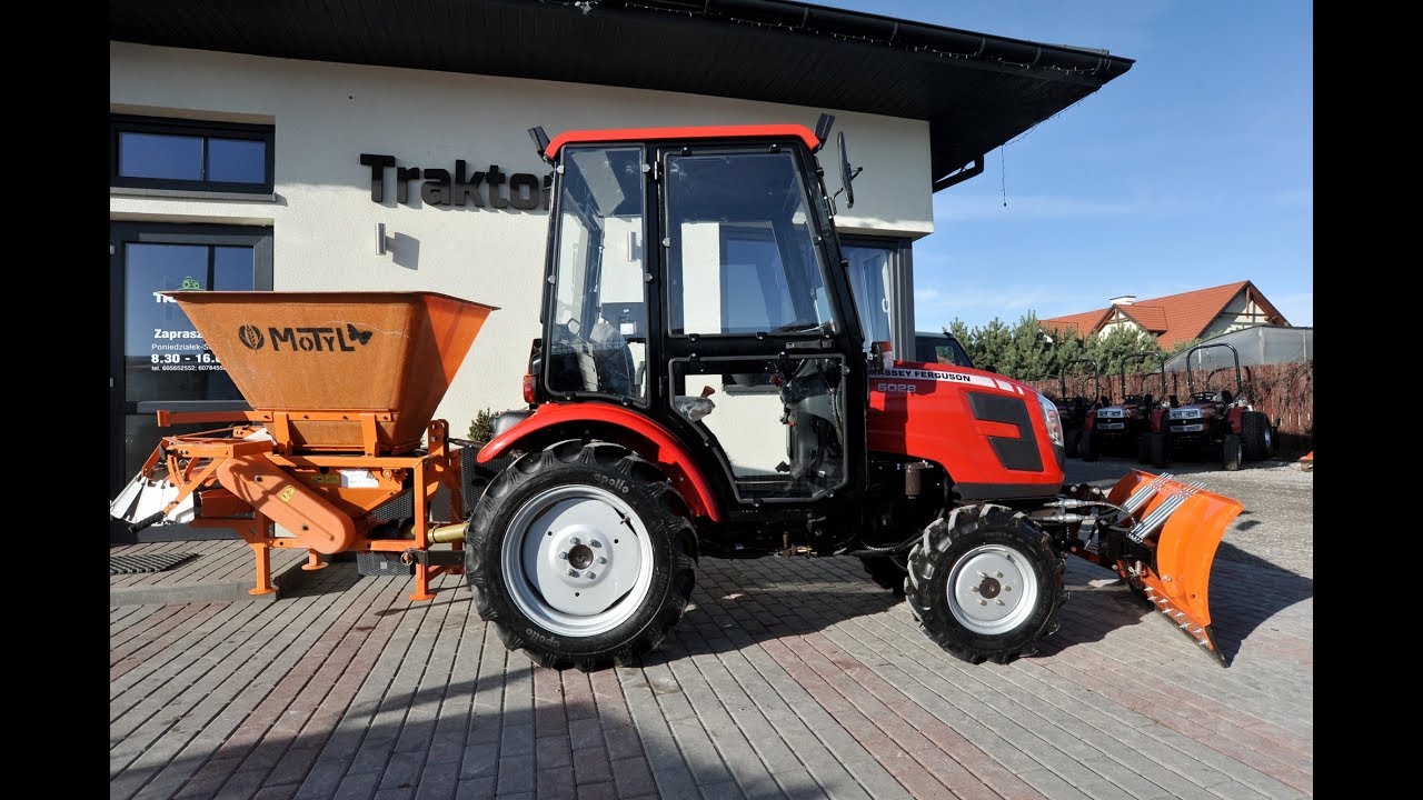 Massey Ferguson MF 6028 z kabiną pługiem hydraulicznym do śniegu i posypywarką Motyl TRAKTOR.COM.PL