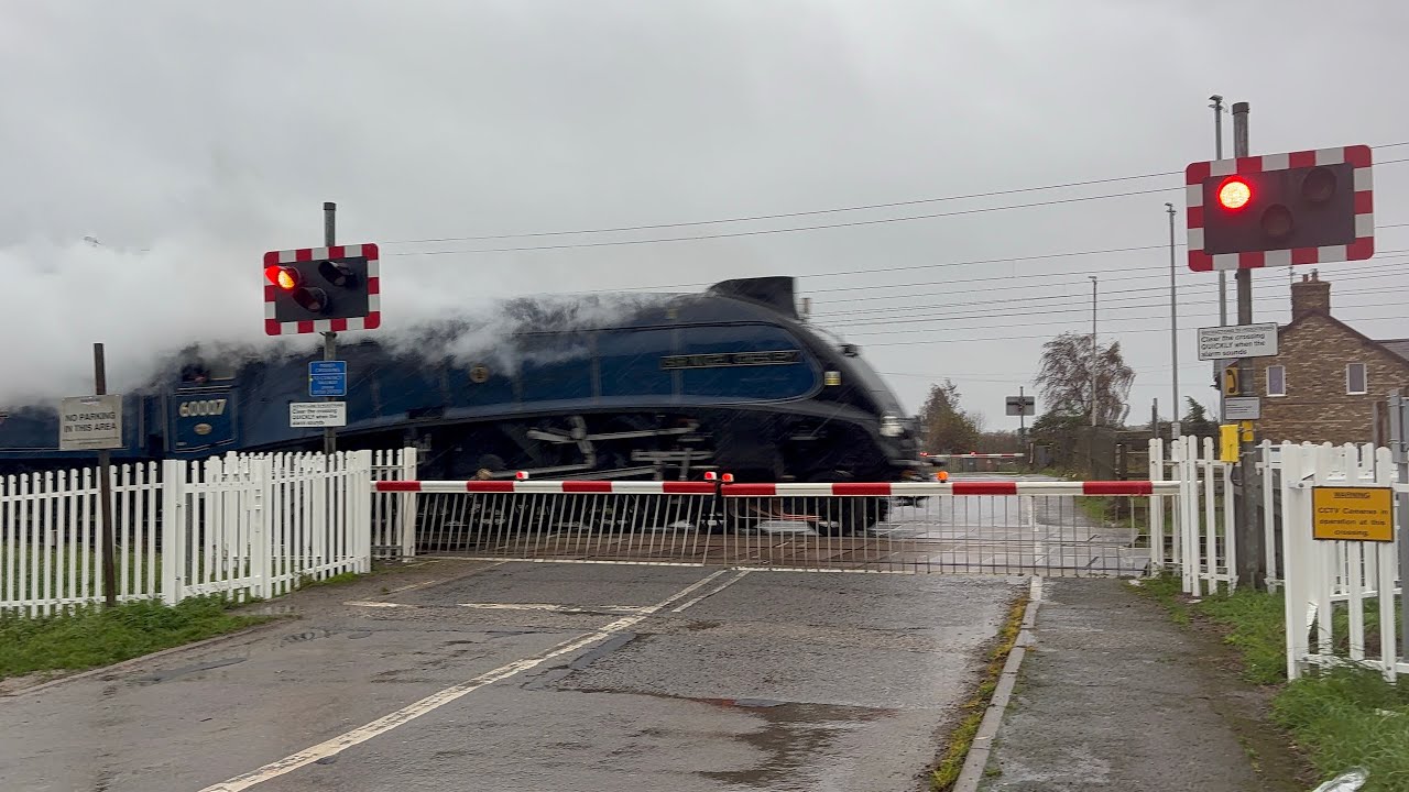 (Malfunction + sir Nigel gresley steam train) maxey level crossing (Cambridgeshire) 14/11/25