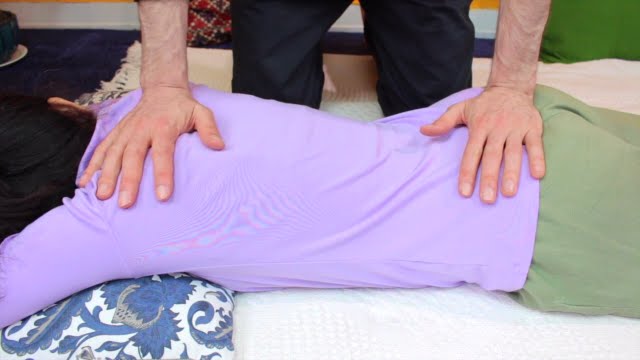 How to give a Shiatsu massage - Lesson 3 - working on the Back with hands
