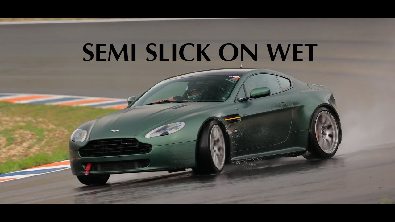 Aston Martin V8 Vantage on a wet Navarra with semi-slick !