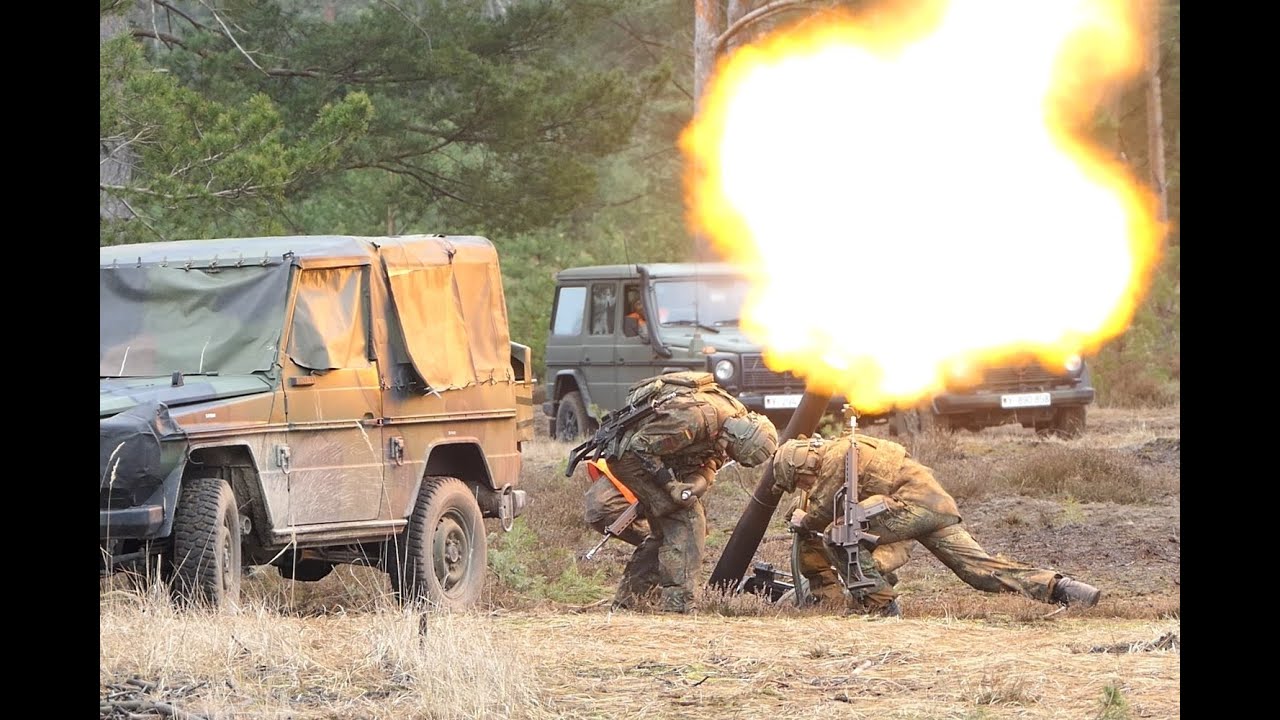 Major Klein erklärt den Mörser M 120 FschJgRgt 26