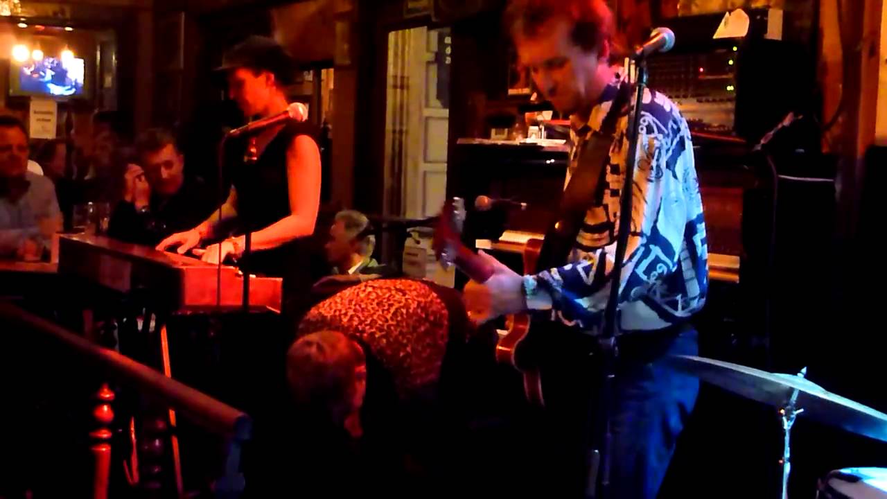 Kat Baloun sings 'Why Oh Why You So Mean To Me ?' Yorckschloesschen Berlin.