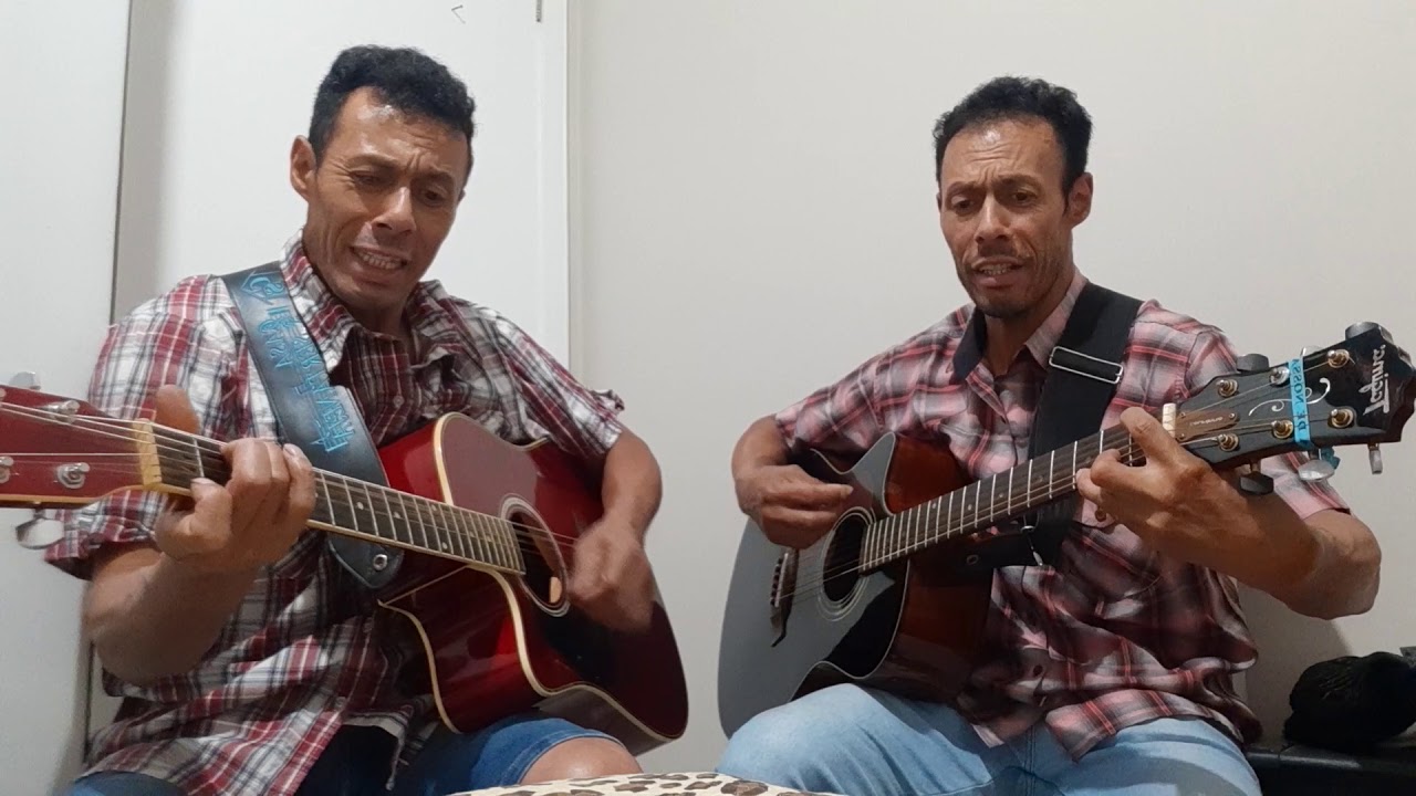 Cantando a música Aceita que doi menos.