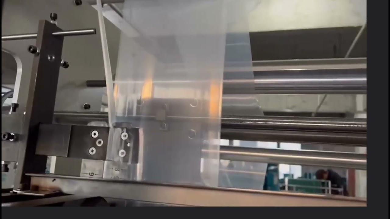 Пакеты с бегунком зип лок (zip lock) производство на автоматической линии.