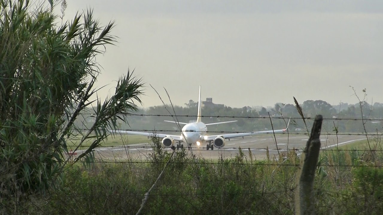Flybondi LV-HFR aterrizando en la 16 de Palomar! 06-05-18