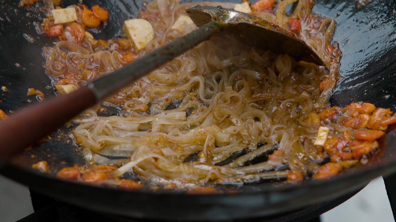 This Pad Thai is out of world!!! Taste the best Pad Thai for $1.5 cooked by Street Pad Thai Master