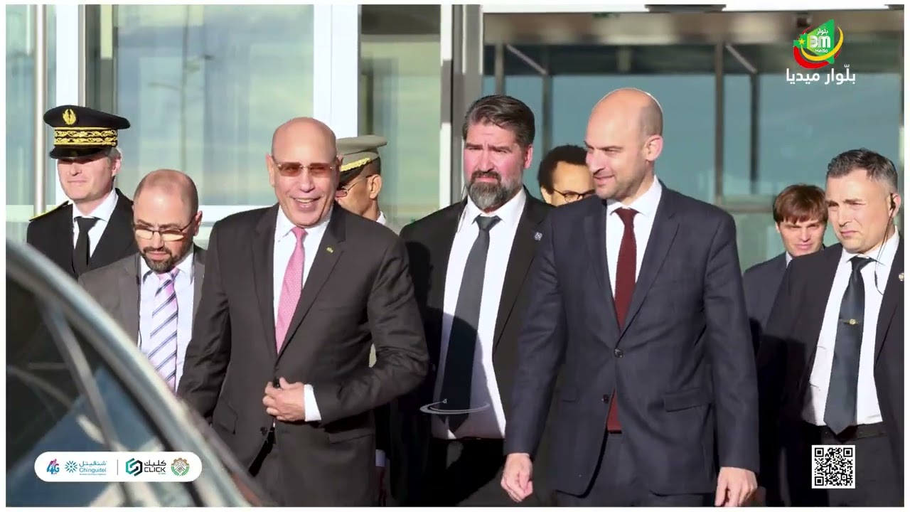 رئيس الجمهورية السيد محمد ولد الشيخ الغزواني يصل إلى فرنسا في زيارة دولة، ويصافح مستقبليه