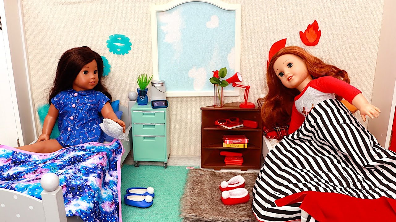 Doll Sisters Red vs Blue Challenge with ice skates! Play Dolls