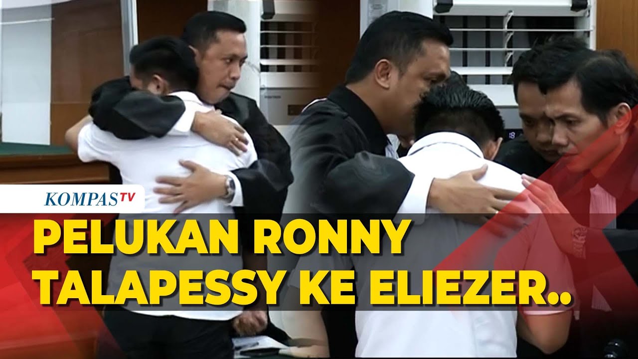 Saat Ronny Talapessy Peluk Eliezer Usai Jaksa Tuntut 12 Tahun Penjara