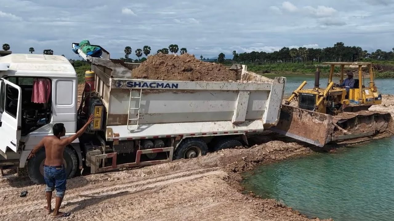 Please don't be in danger,Landfill Dump Truck 25ton  Back Uploading Overturned, Bulldozer KOMATSU…