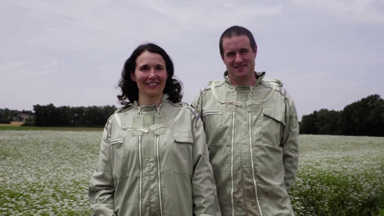 Portrait de Laetitia et Noel, apiculteurs Compagnons dans le Gers et ambassadeurs du miel de Forêt.