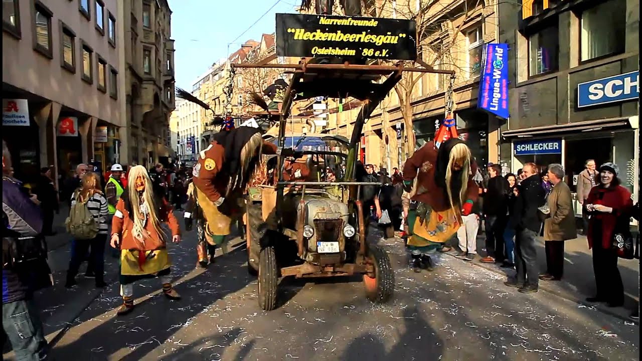 H&auml;ngende Hexen beim Fasnetumzug 2011 in Stuttgart (Narrenfreunde 