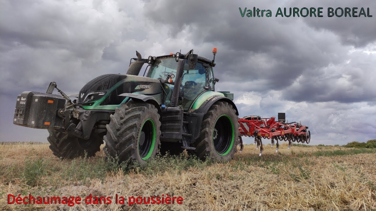 Déchaumage 2020 🇨🇵 - Une aurore boréal dans la poussière - Valtra T254 - Crossland Gregoire Besson