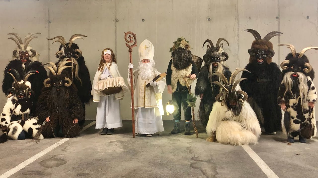 Traditionelle Kinderkrampus Begrüßung (Rempeln) in Bad Gastein am 4. Dezember 2024