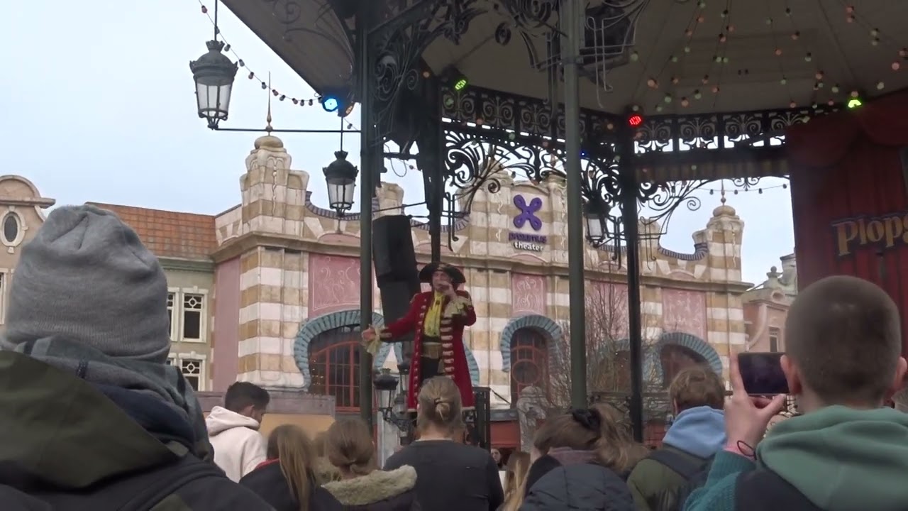 Piet Piraat Hoog en Laag en storm op zee en Over De Zoute Zee  op dorpsplein in Plopsaland de panne